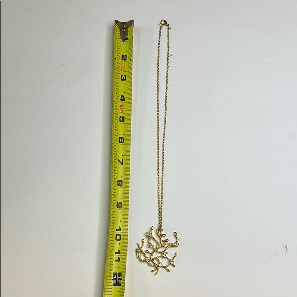 Elegant Gold tone Necklace with Crystal Accents on pendant - Picture 5 of 8